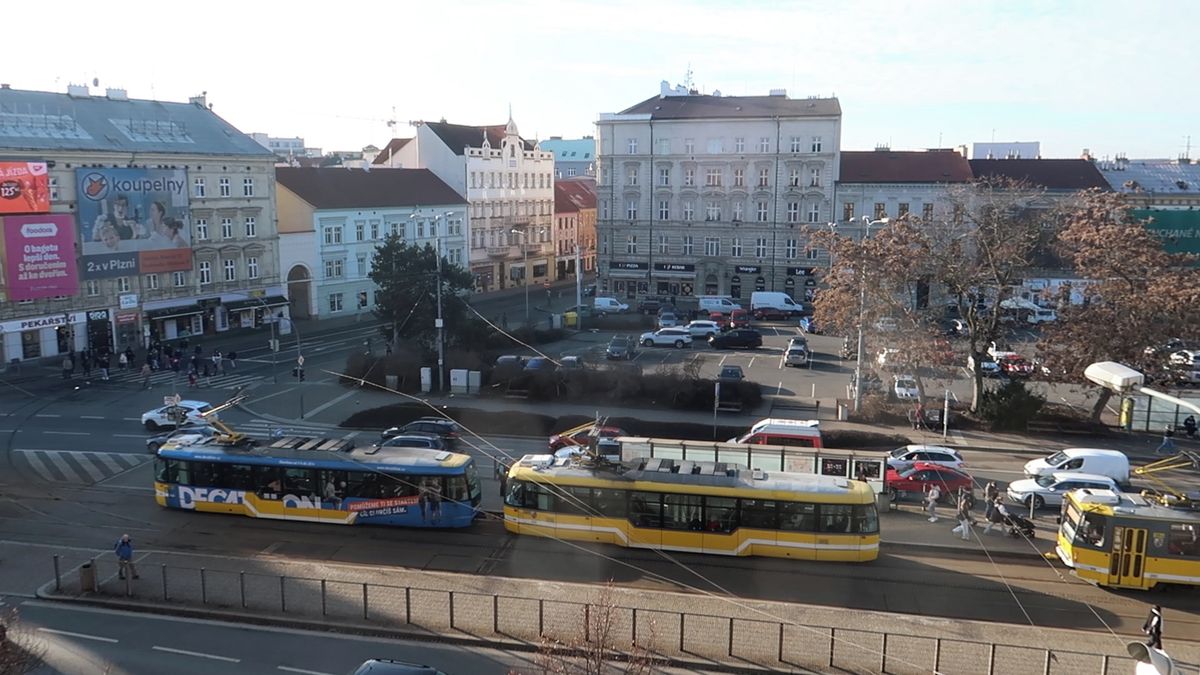 Stromy porostou skrz střechy. Začíná proměna nejrušnější části centra Plzně